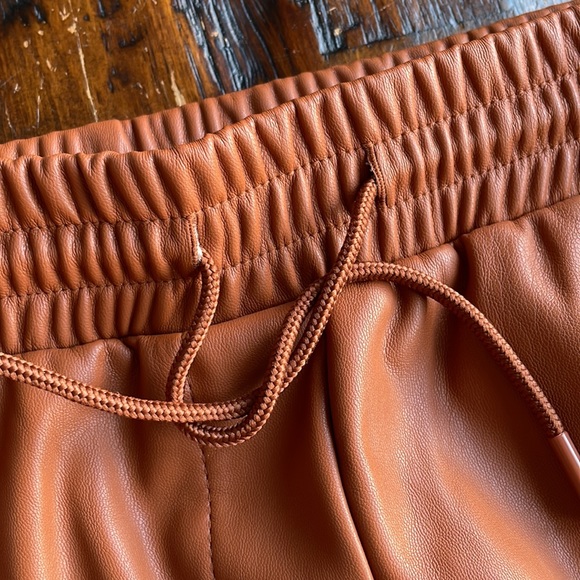 ASOS new look leather look sweatpants in rust - Picture 4 of 8